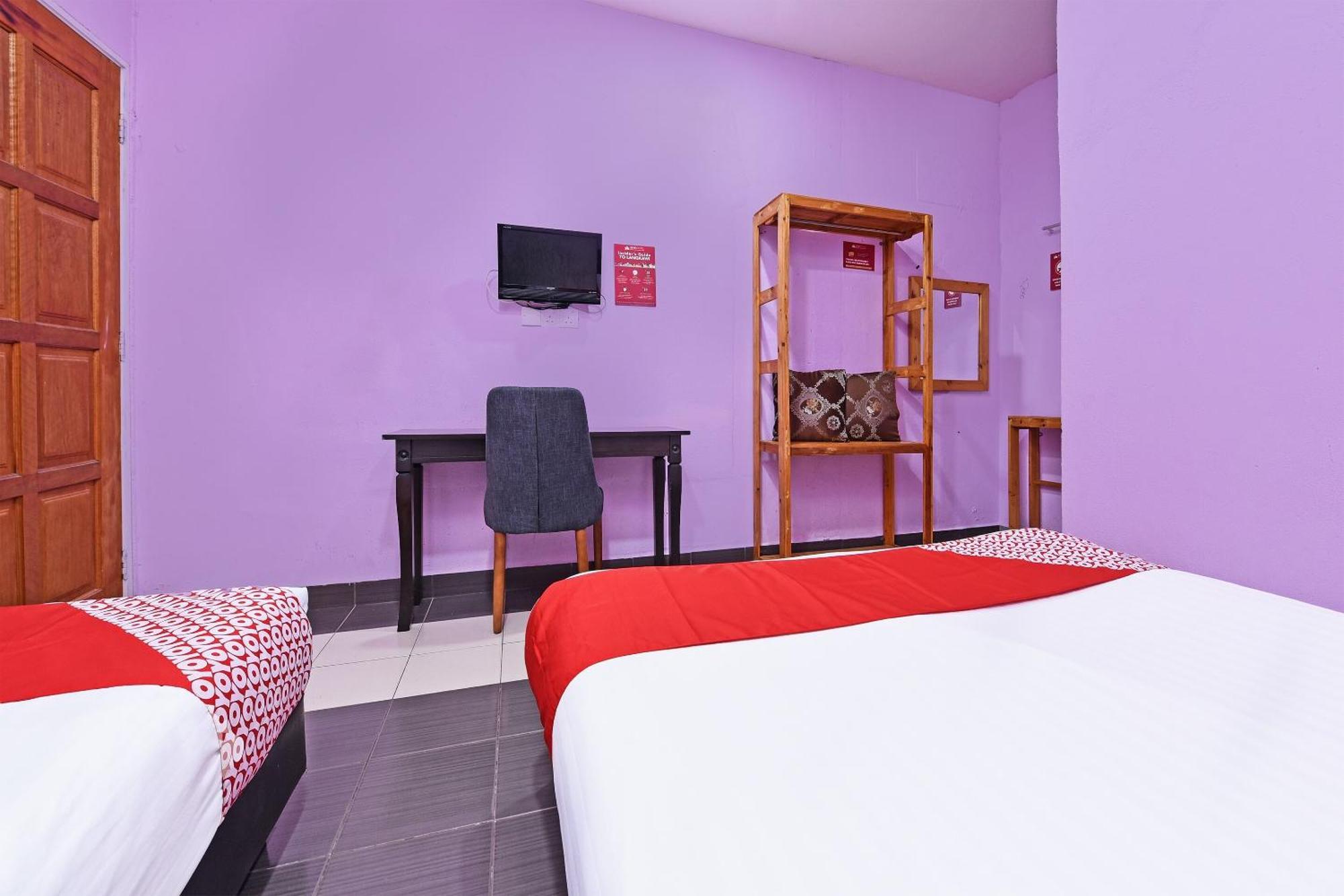 Oyo 90561 Awan Biru Motel Пантай-Ченанг Екстер'єр фото