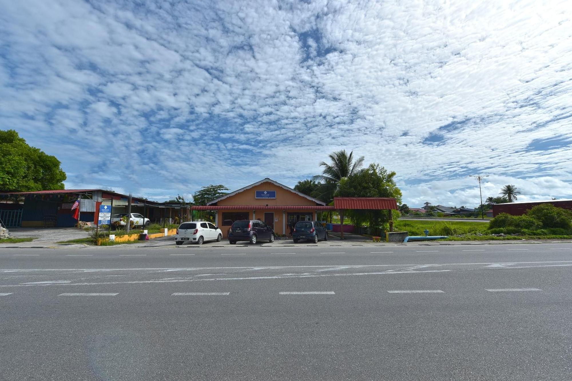 Oyo 90561 Awan Biru Motel Пантай-Ченанг Екстер'єр фото